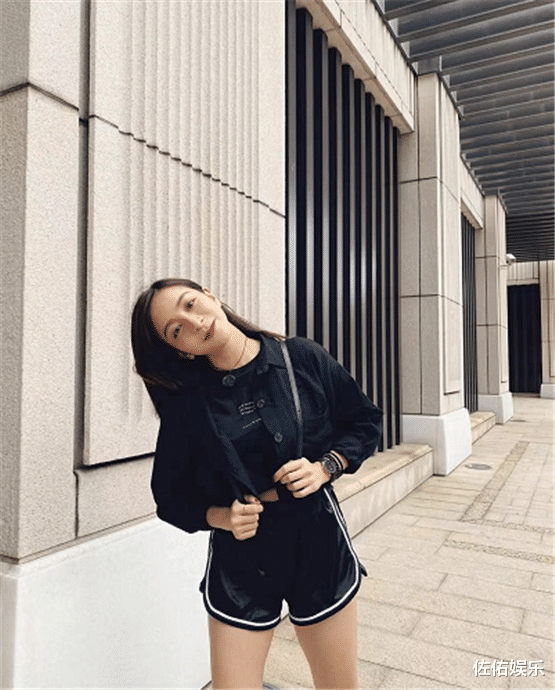 站姐|知名女星被曝新恋情，与男友车内亲吻后同返家中，男方阳光帅气