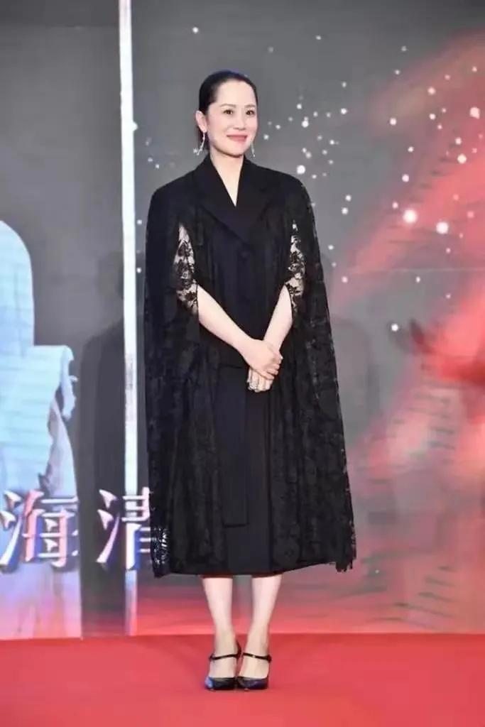 刘海|有种“变脸”叫海清留龙须刘海,摆脱大背头油腻感,44岁太减龄