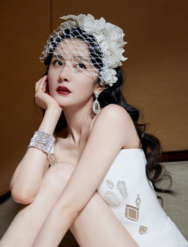 旗袍公馆 杨幂努力扮“少女”，穿吊带裙还开高叉，不耽误秀腿效果惊艳