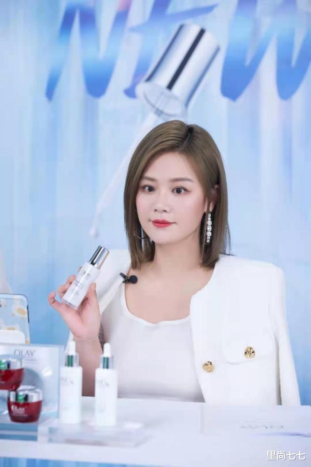 里尚七七 被爆结婚后马思纯首露面，亲妈全程搂腰陪同好体贴，她穿着好厚实