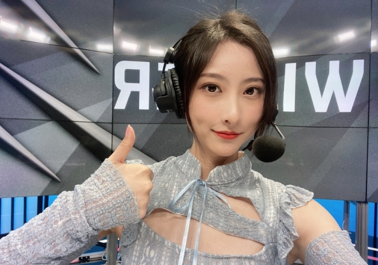 lpl|LPL女解说陷入内卷!鼓鼓习惯衣服开口,骆歆无限裙子开叉
