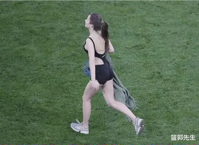 比利时队|比利时芬兰大战，美女球迷冲入场内，球迷：那么美为何脑子不好使