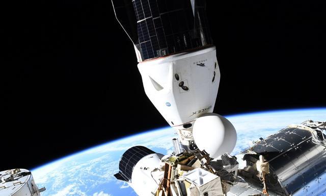 雕刻 Spacex成功将4名普通人送进太空，人类同时在轨人员创新的纪录