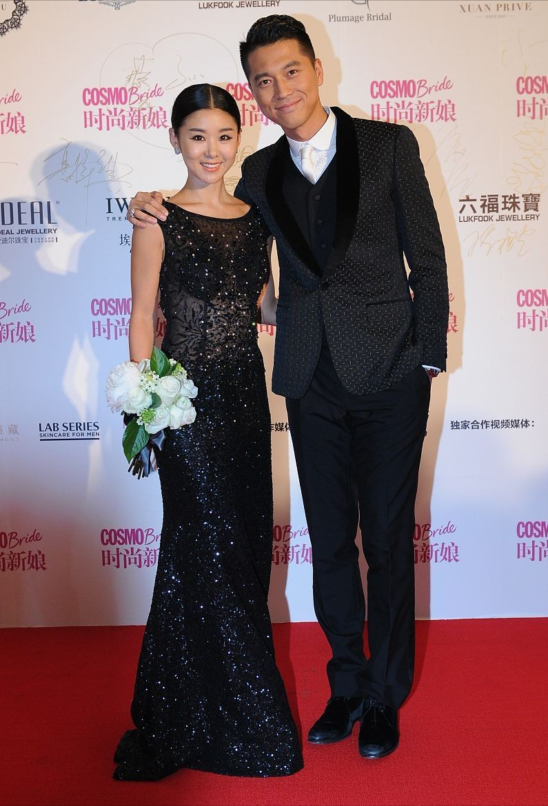 穿衣搭配|王雷有多宠妻,从站姿就能看出来,35岁妻子脸型圆润好似25岁