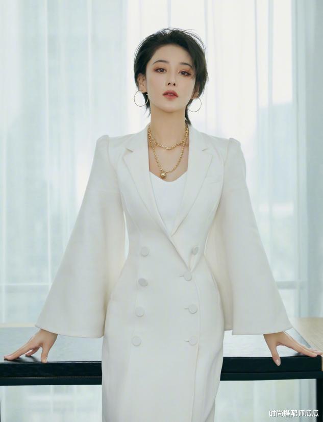 穿衣搭配|短发的张馨予别有风韵，穿低领连衣裙秀凹凸曲线，女人味十足
