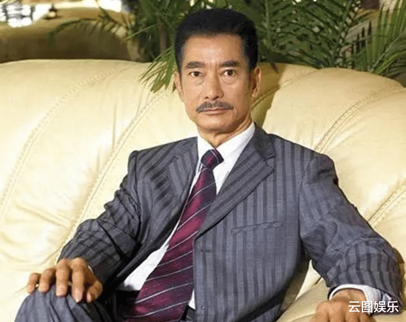 梅长苏|22岁偶像女星架子大？热天穿外套出席活动，要74岁老戏骨给她打伞