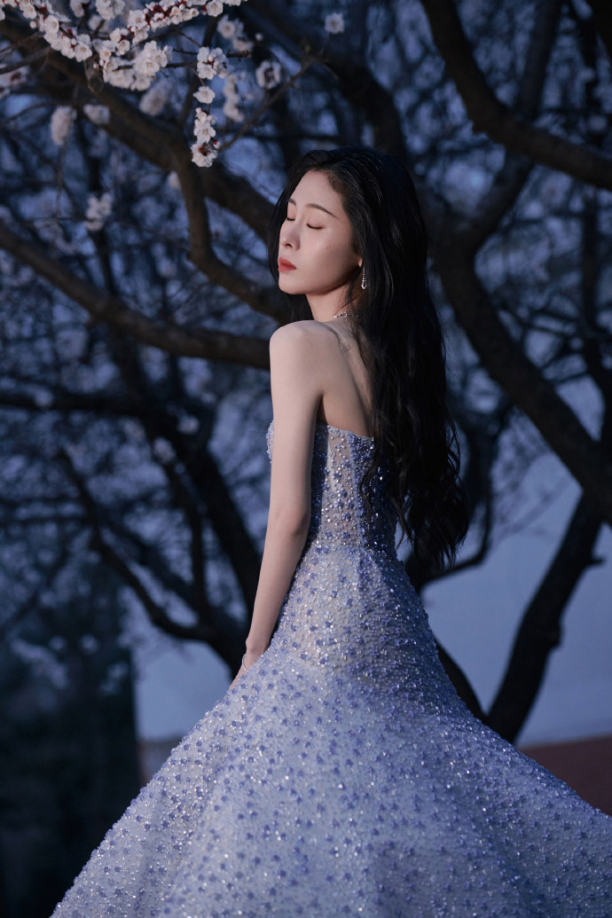 张碧晨|张碧晨当妈后首次红毯，一袭抹胸裙扮逃跑的公主，又瘦又美不违和