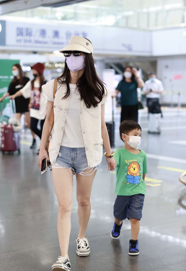 混搭时尚Anna|黄圣依带娃走机场，10万马甲配短裤减龄又时髦，儿子却穿国货T恤