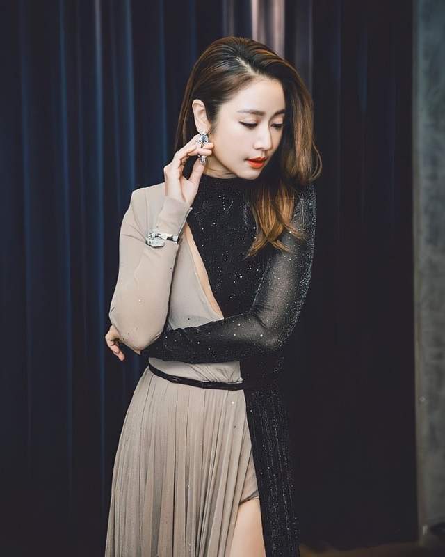 穿衣搭配 林心如久违的红毯，染黄发穿开叉礼服优雅知性，霍建华福气不浅