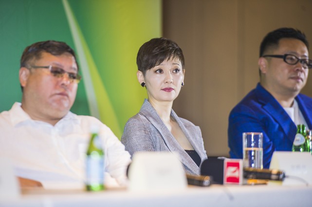 BiuFashion|54岁徐帆宣传《关于我妈的一切》，红裙让人移不开眼，短发干练