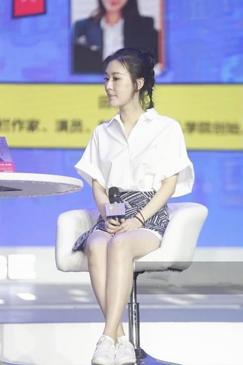 穿衣搭配|王石和小31岁娇妻逛街，当众搭肩好亲密，引得众人围观拍照