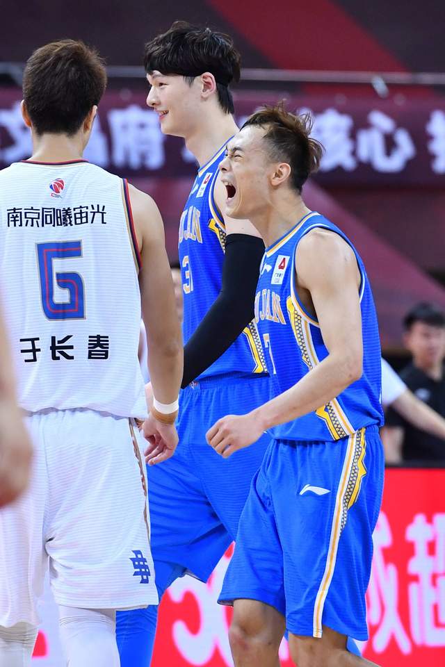 汤杰|汤杰玩手机被杜锋驱逐，陶汉林发布会玩手机徐长锁却视若无睹