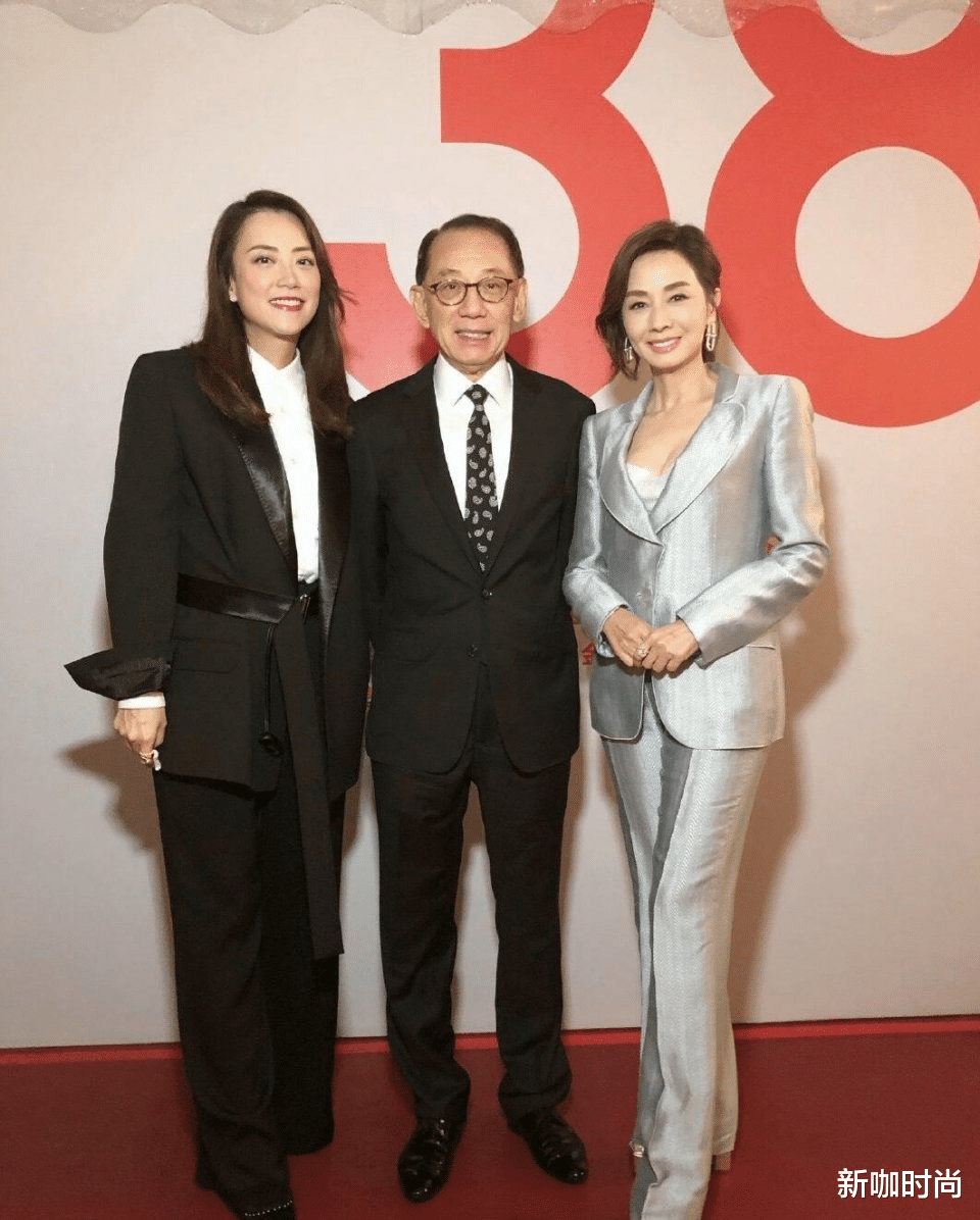 新咖时尚|?毛舜筠不似“奔七”女人，穿光泽感西装身材窈窕，肌肤状态绝了！