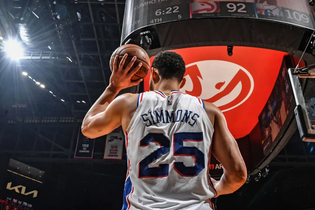 西蒙斯 西蒙斯正在复制哈登的剧本......