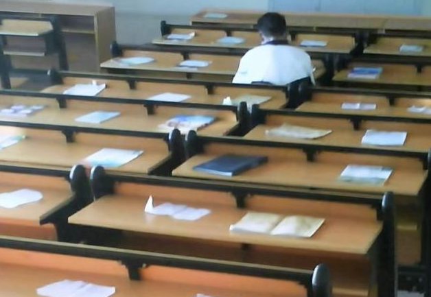 大树说教育|清华教室实拍图流出,高学历不等于高素质惹群嘲,内卷严重谁的错