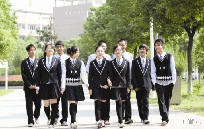 兰心育儿|孩子穿一样的校服，老师还是能看出贫富，原因现实且无奈