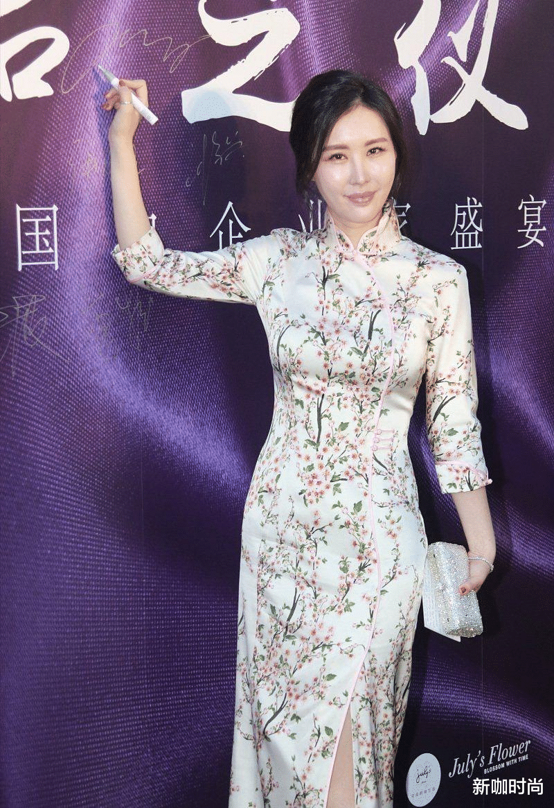 新咖时尚|田朴珺深谙高级感真谛，简约灰裙效果不简单，“优雅阔太范”满分