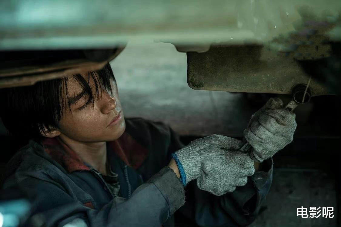 王俊凯|《断桥》定档端午，王俊凯手铐吸睛，坠落瞬间粉丝直呼太心疼