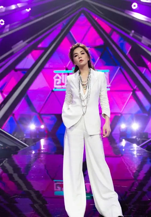 全球时尚号|陈嘉桦结婚九年依旧恩爱如初,穿红色西装帅出天际,不像两孩妈