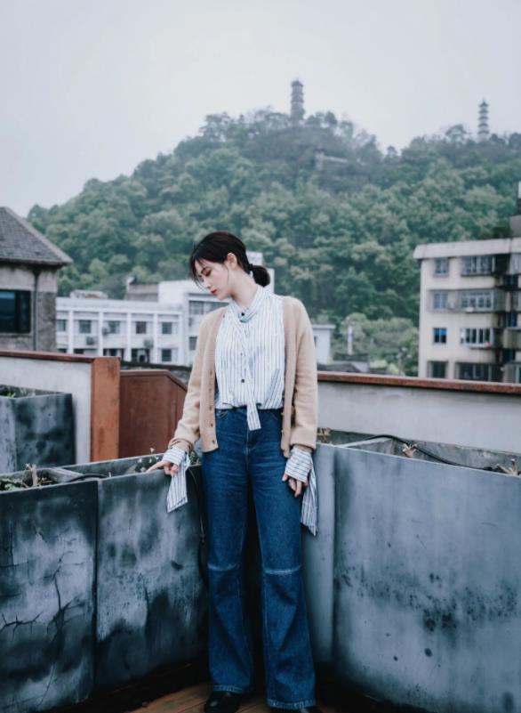 许佳琪|许佳琪成团后愈发“不羁”，穿短裙还撕掉一块，不料意外显腿长