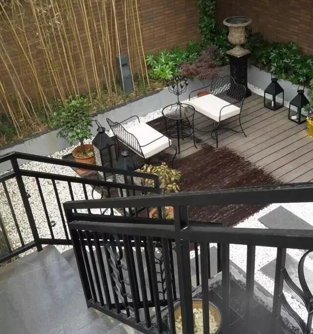 为什么现在别墅装修都喜欢往下挖半层?做成庭院才知道,好处太多