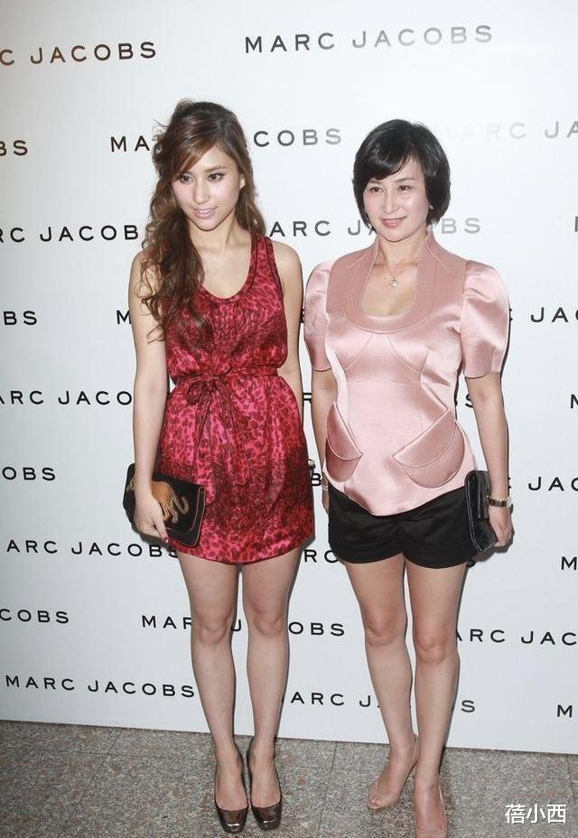 短裤|何超琼换了清爽短发减龄至少20岁，穿粉色上衣配短裤，秀出豆腐腿