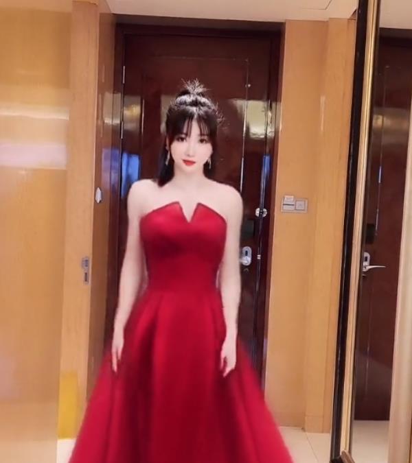 柳岩|41岁柳岩晒近况，红裙搭配高跟鞋盛装出席，腿上的膏药太抢镜