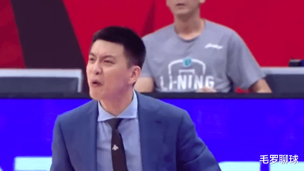 杨鸣|重罚杨鸣，辽宁少帅冲进场追着裁判咆哮，2米15韩德君勉强摁住