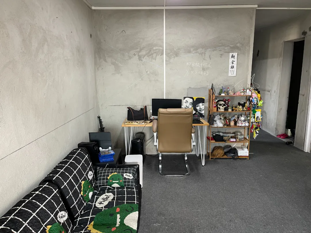 没钱装修，90后情侣直接入住170平毛坯房，生活却被无数人羡慕