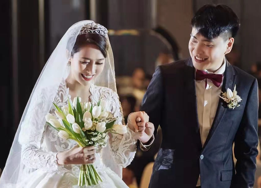 凯莉|21岁辛选网红主播大婚，百万级豪车成排，大钻戒黄金手镯抢眼