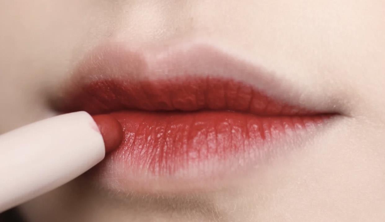 口红|涂口红别再“抿嘴”了！会化妆的女生都这样做，唇妆高级又持久
