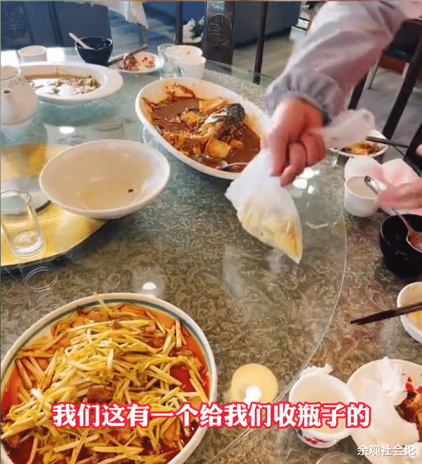餐厅将客人剩菜打包给困难老人,好心之举被网友吐槽:太不卫生了