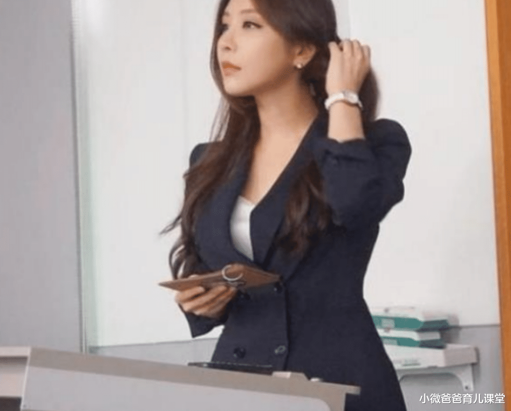 小微爸爸育儿课堂|家长会上教师因衣服印花,遭高学历家长指责,老师:我太难了