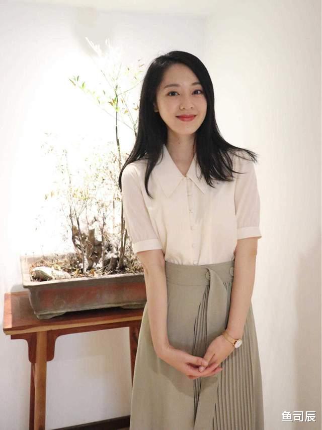 鱼司辰|小个子如何穿出“职场”范？一身灰色西服套装精致干练，显高显瘦