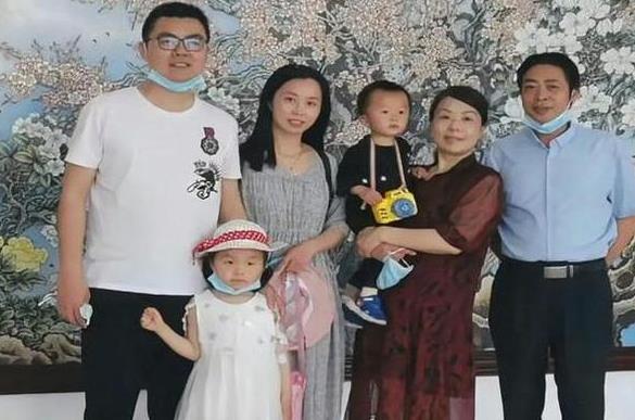 街拍|打感情牌?田静晒全家福,为秋冬季专场做宣传,跟熊磊有何区别?
