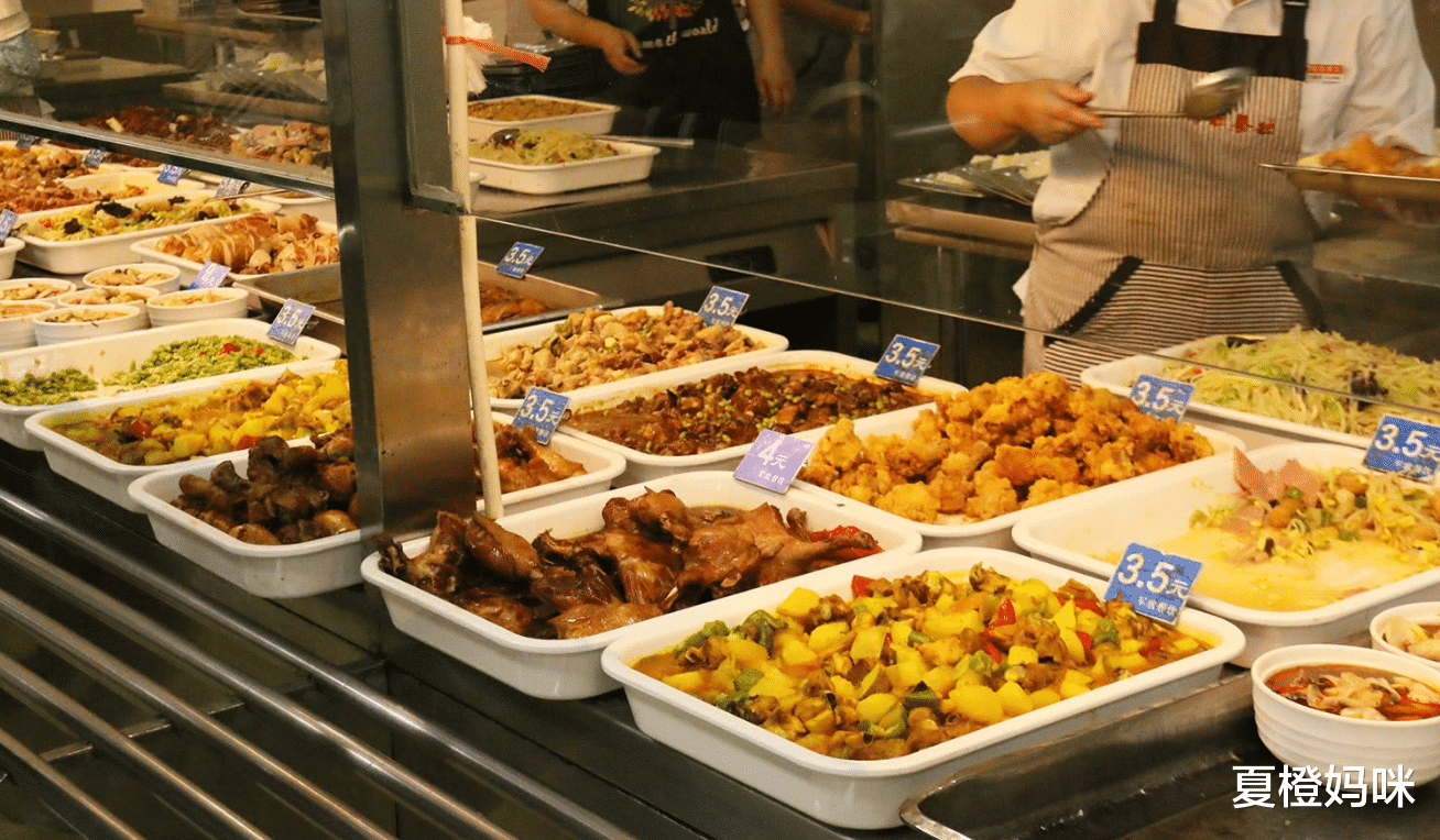 夏橙妈咪|宁肯把食堂的饭菜倒掉，也不愿意多给学生一点，原因令人费解