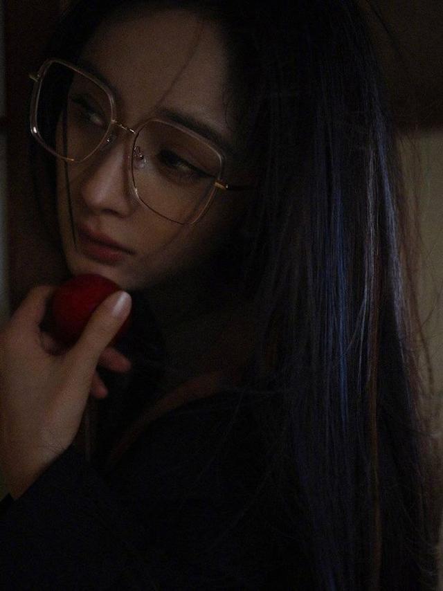 杨幂|杨幂新大片成秋冬职场指南！穿黑裙硬要凹出身材，挑染发色太个性