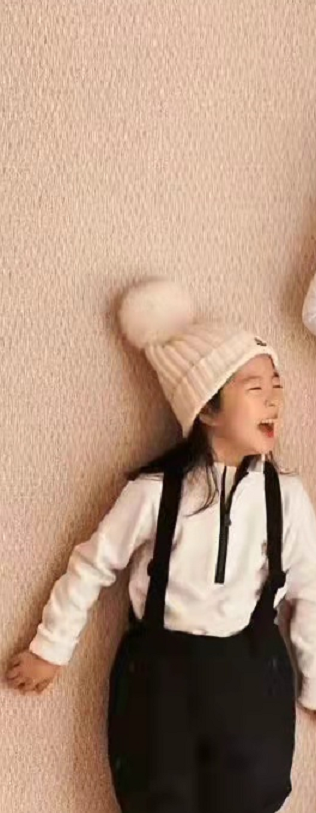 章子怡|章子怡基因终于赢了汪峰！5岁醒醒穿背带裤像妈妈翻版，笑容超萌