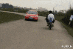 |“姑娘，你还是别穿白长裤了，拿手帕也挡不住了！”哇哈哈哈