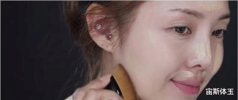 底妆 建议女人:不管多懒出门尽量化淡妆,教你4顺序,简单易学还漂亮