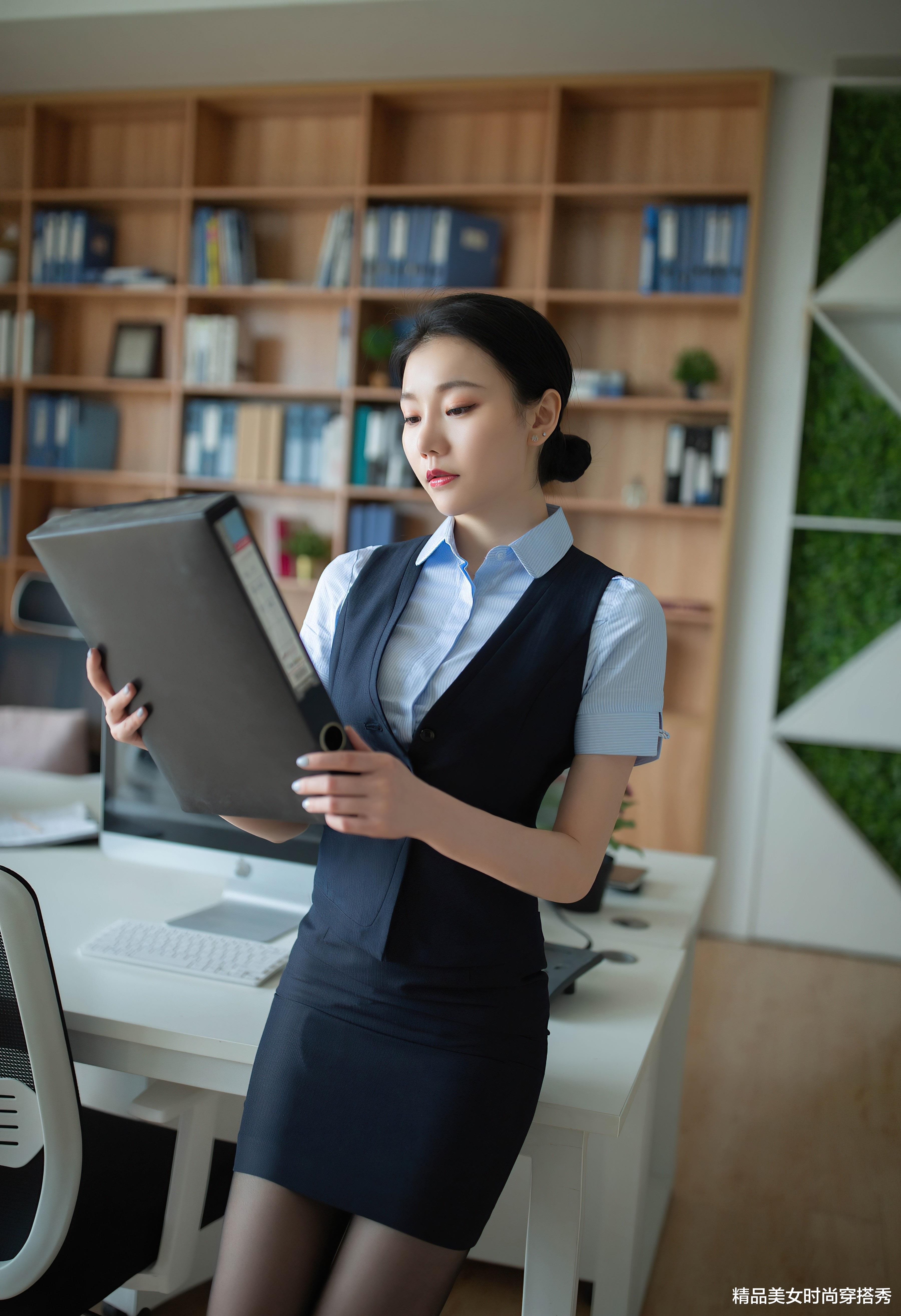 丝袜|穿黑色丝袜高跟鞋的职业装美女,性感中显露出干练精致的一面