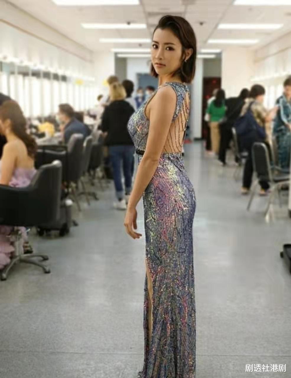 迪丽热巴|着装出众引网友热议，TVB“东张女神”被指真空上阵，无奈总受关注