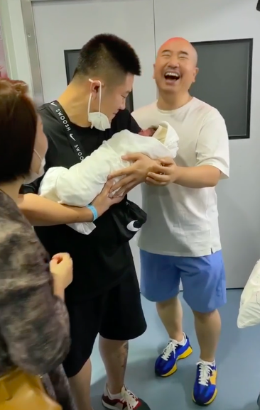 王小利|52岁王小利升级当爷爷！抱着孙子开心到当场落泪，前妻也罕见露面