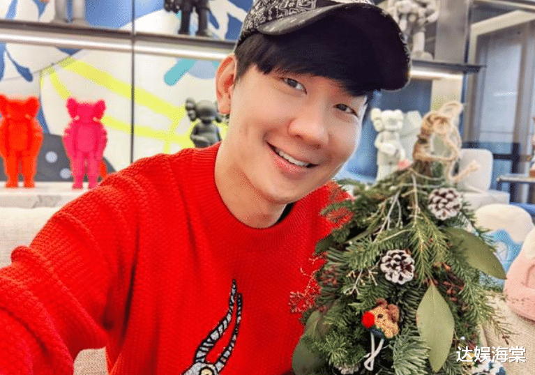 明星|明星过圣诞：潘玮柏高调秀恩爱，林俊杰开心晒照，冯提莫独自美丽