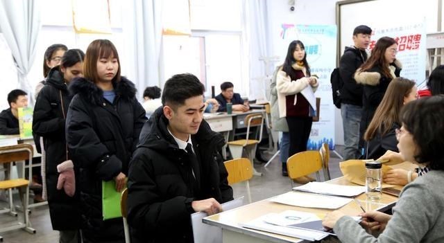 青岛市|全国多地招聘“编制”教师，一共招录2564人，两类考生上岸有优势