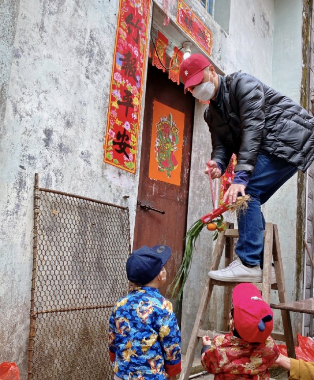 胡杏儿|胡杏儿怀孕参加春晚，老公一人带俩娃回老家祭祖，画面温馨有爱