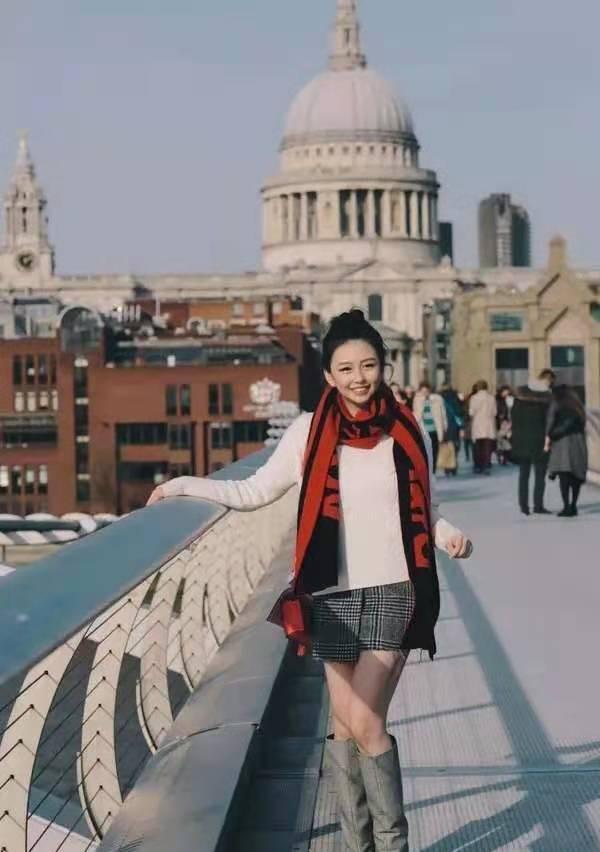 沈月|21岁沈月晒靓照，穿方领连衣裙尽显好身材，颜值不输妈妈邱淑贞