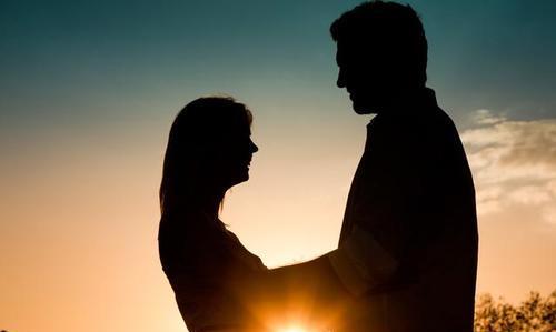 丈夫因救妻子而致残，两年后妻子带着百万赔偿失联，妻子：我委屈