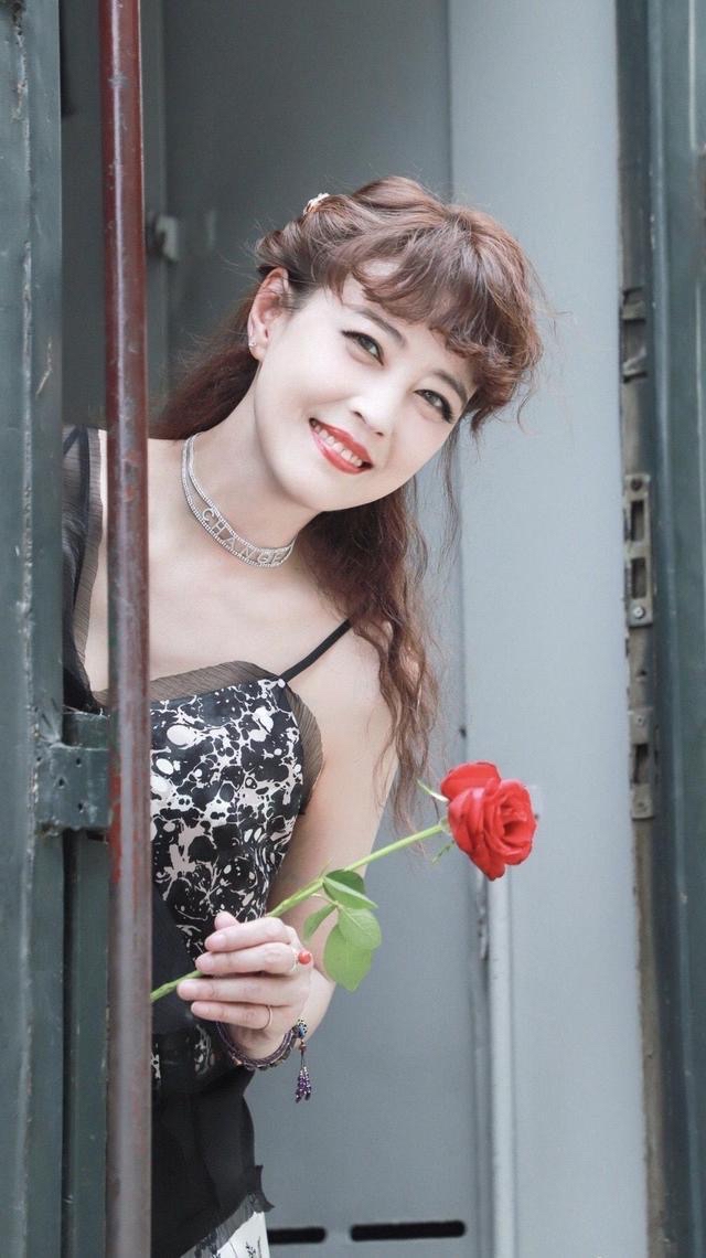 潮帮先生|周海媚越活越年轻了,穿吊带裙还烫卷了刘海,谁敢说这是53岁阿姨