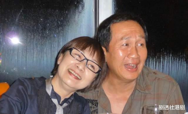 张哲瀚|欧阳佩珊患癌离世4年，丈夫郭锋罕见露面，双鬓斑白精神状态佳